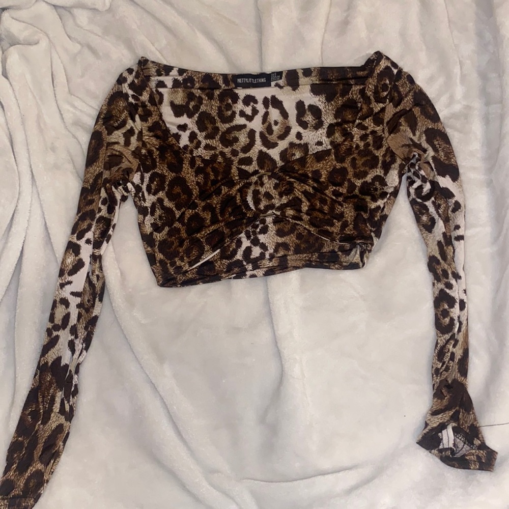Pretty Little Thing longsleeve cheetah croptop with keyhole middle